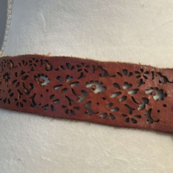 Vtg brown leather rugged stenciled cut out floral design belt with brass buckle - Picture 3 of 6